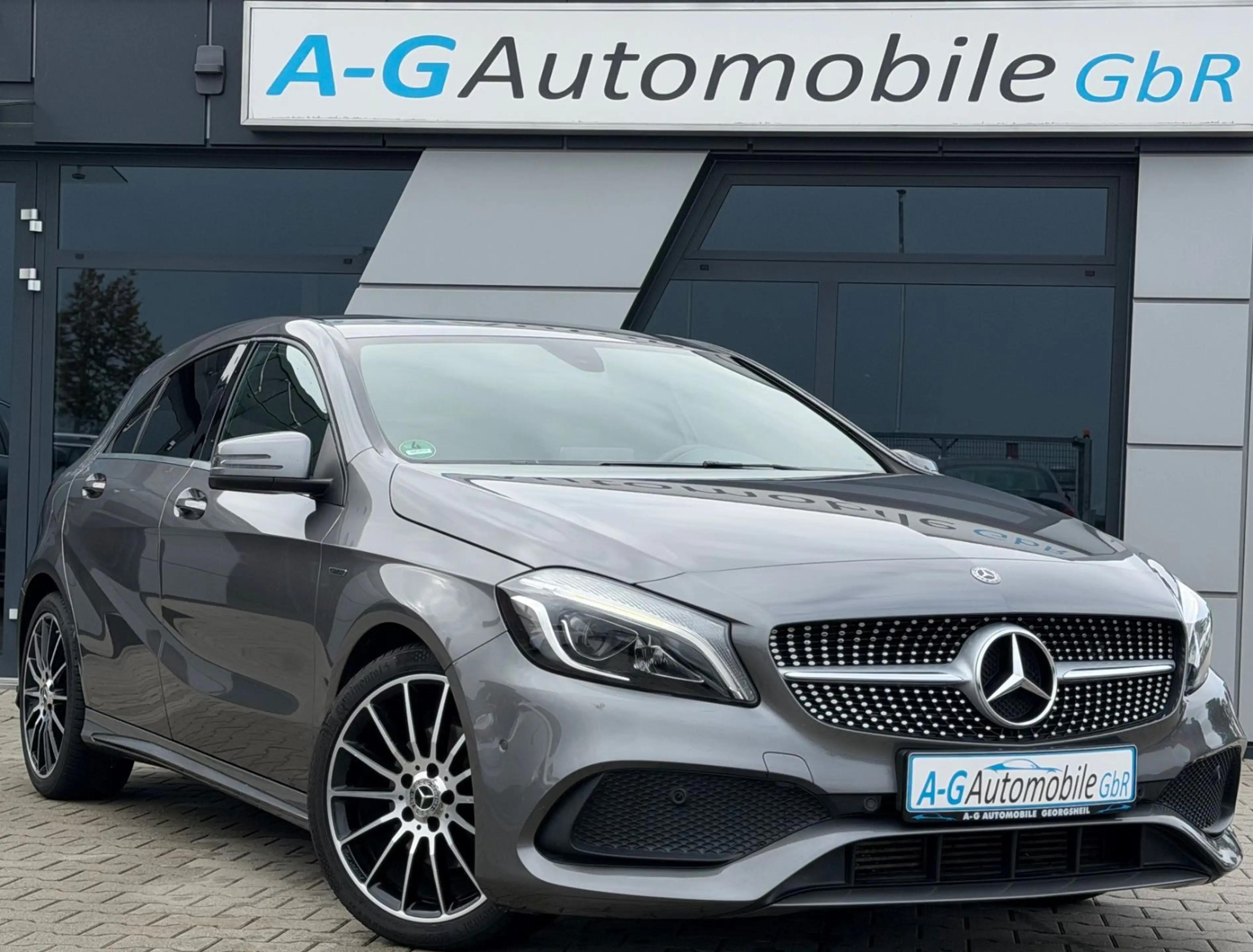 Mercedes-Benz A 180 AMG Line Automatik Sportsitze 18"AMG LED