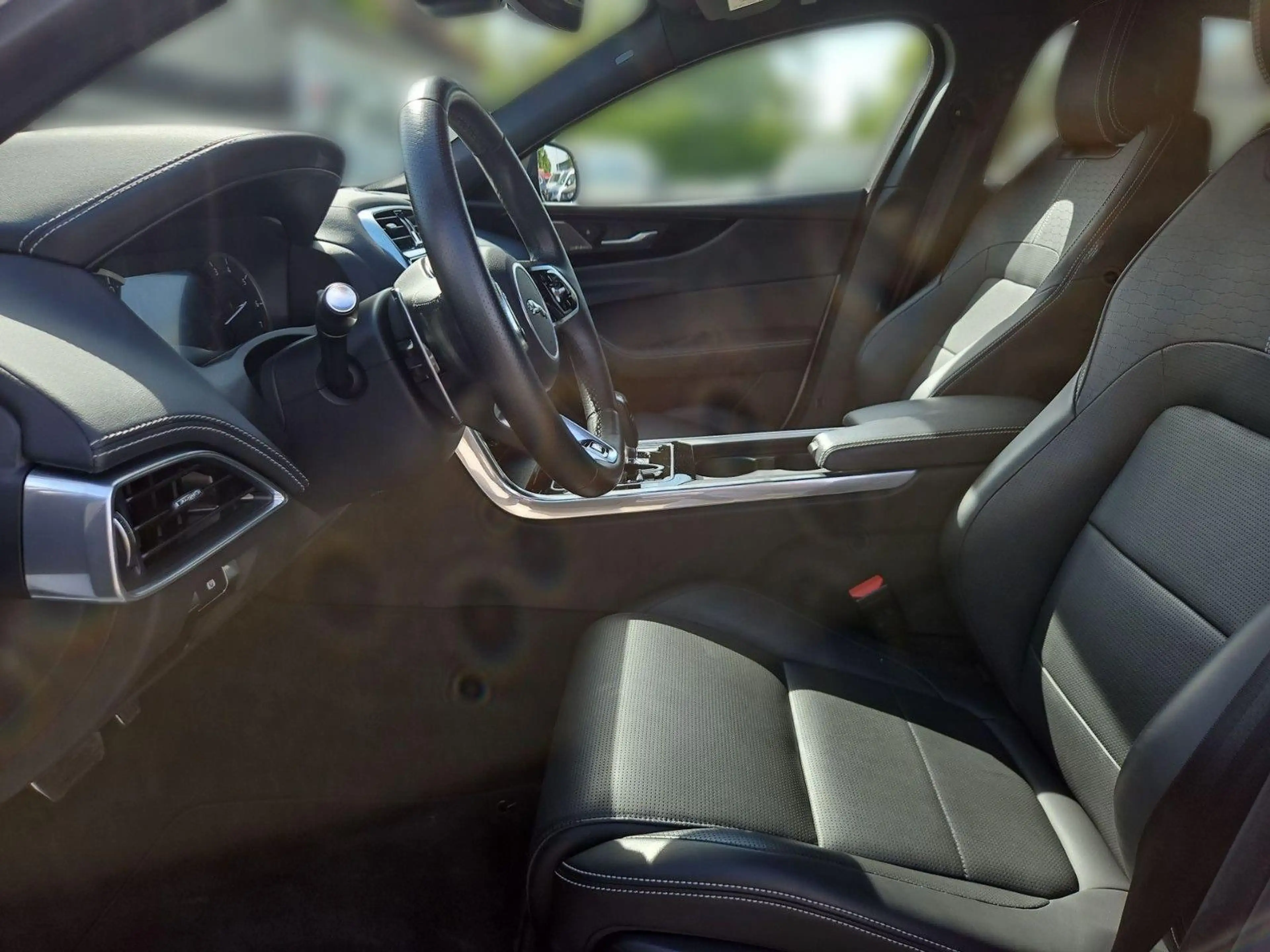 Jaguar XE R-Dynamic HSE/NAVI/Matrix-LED/ACC/Apple/eGSD — photo 8