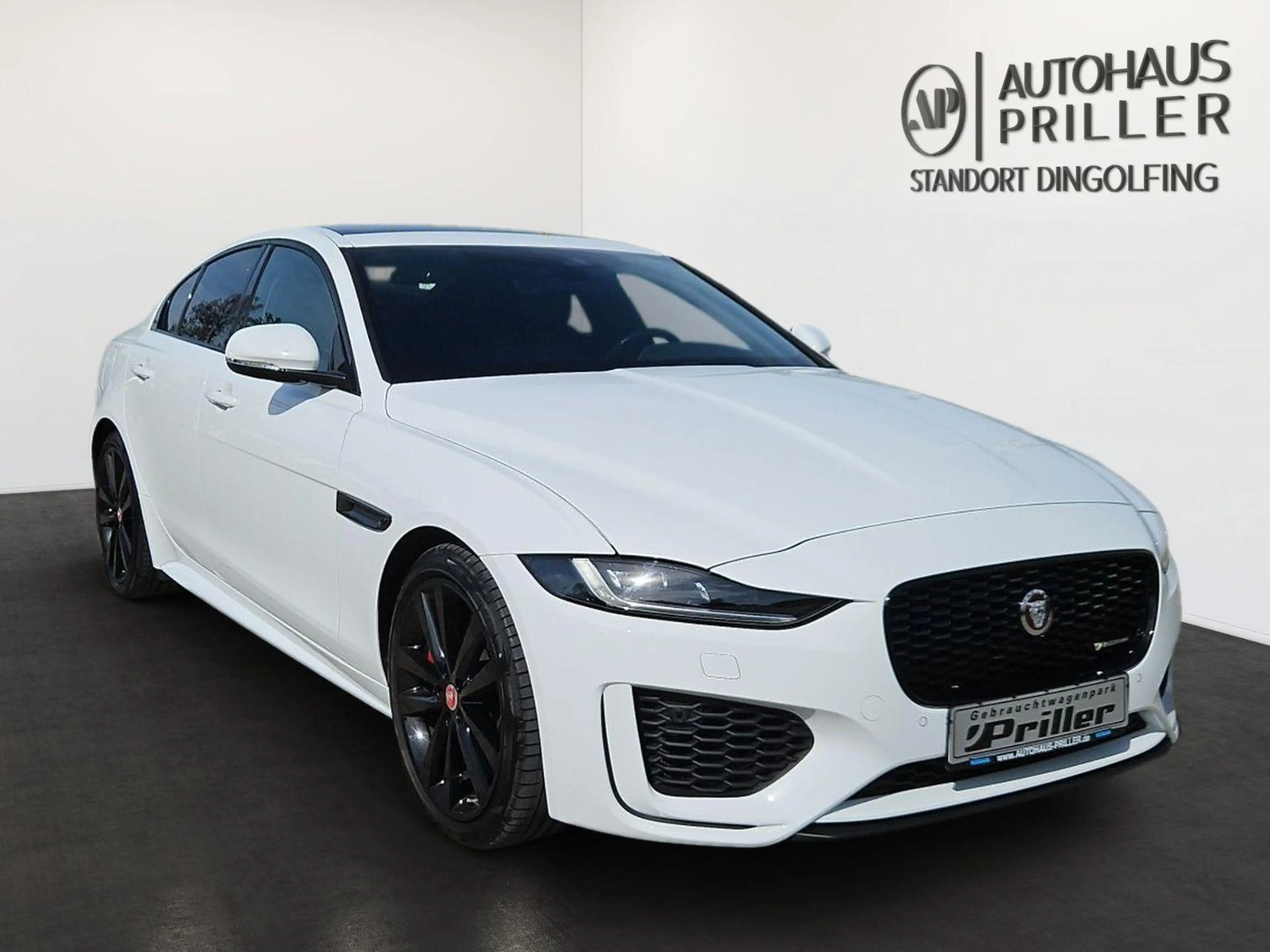 Jaguar XE R-Dynamic HSE/NAVI/Matrix-LED/ACC/Apple/eGSD — photo 3