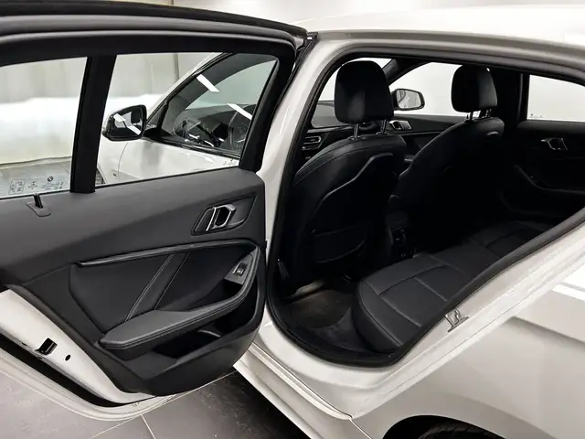 BMW 1 Series view 12