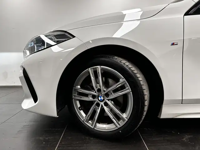 BMW 1 Series view 8