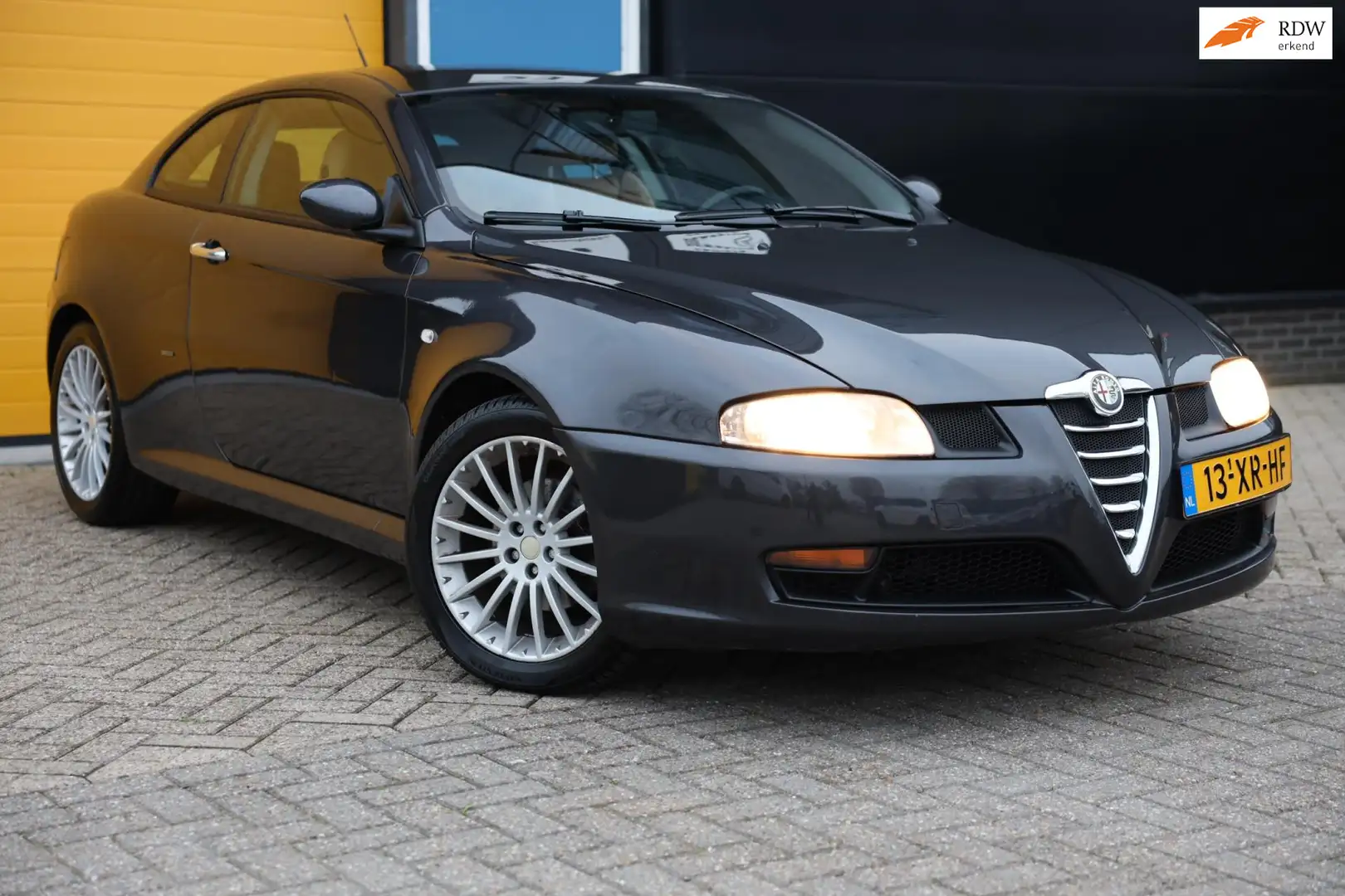 Alfa Romeo GT 2.0 JTS Distinctive / Leder / Ecc / Elek Pakket / Gris - 1