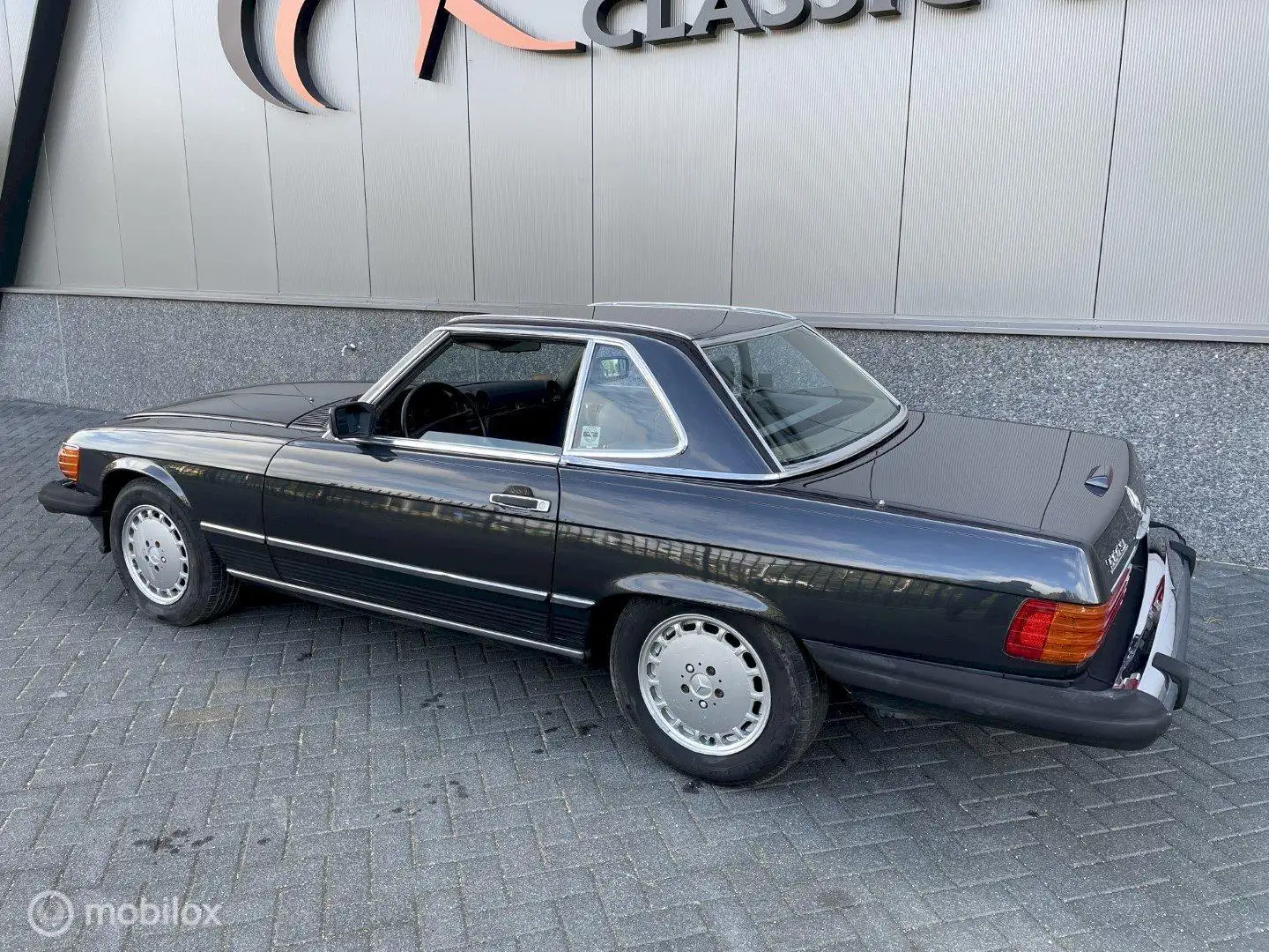 Mercedes-Benz SL 560 W107 Fekete - 2