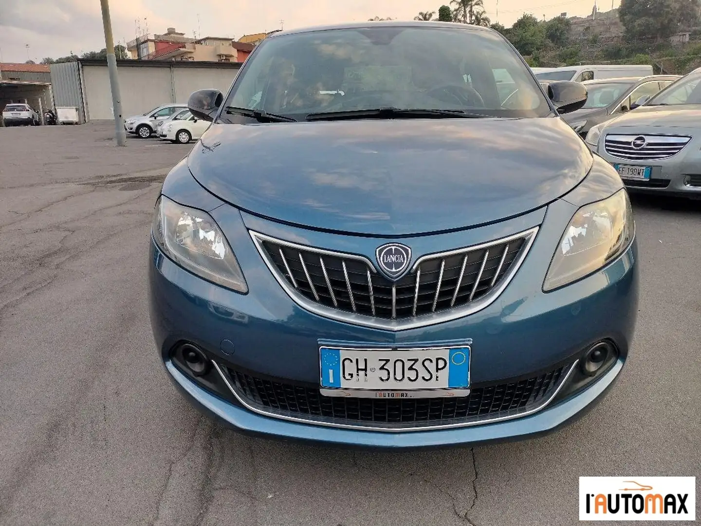 Lancia Ypsilon 1.0 firefly hybrid Silver s&s 70cv Blau - 2