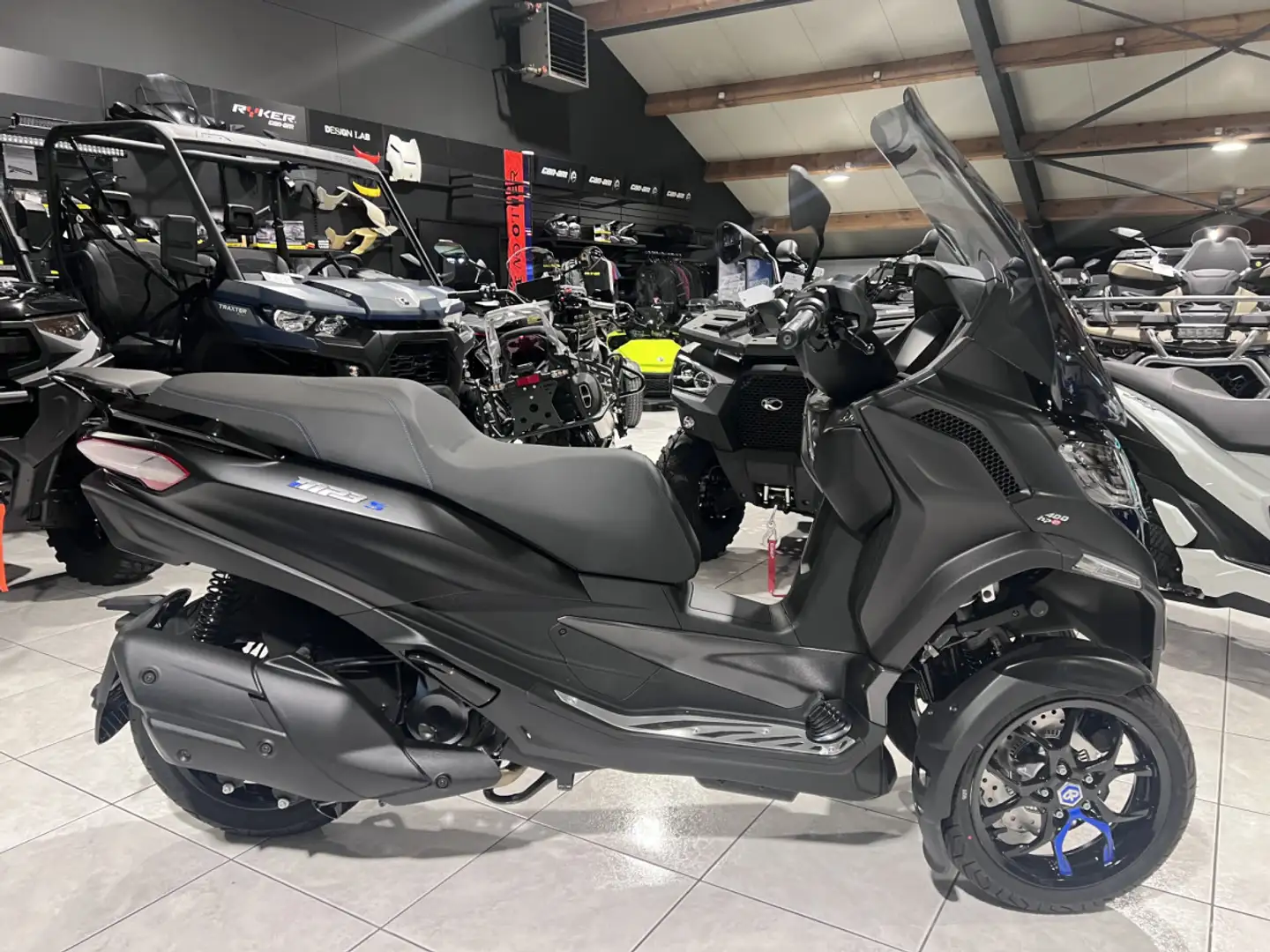 Piaggio MP3 400 SPORT Černá - 1