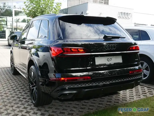Audi Q7 view 3