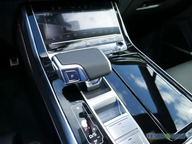 Audi Q7 view 9