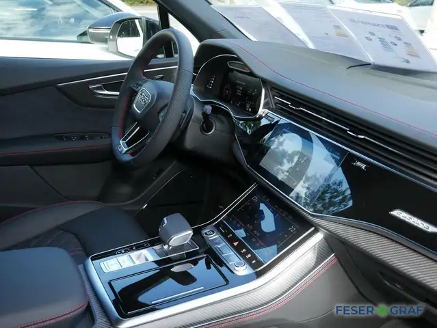 Audi Q7 view 5