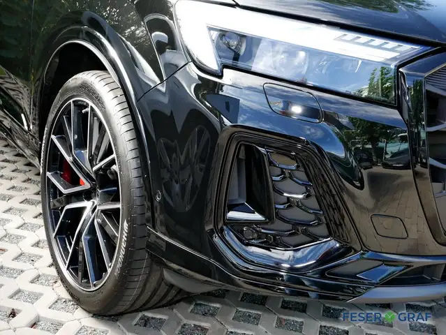 Audi Q7 view 4