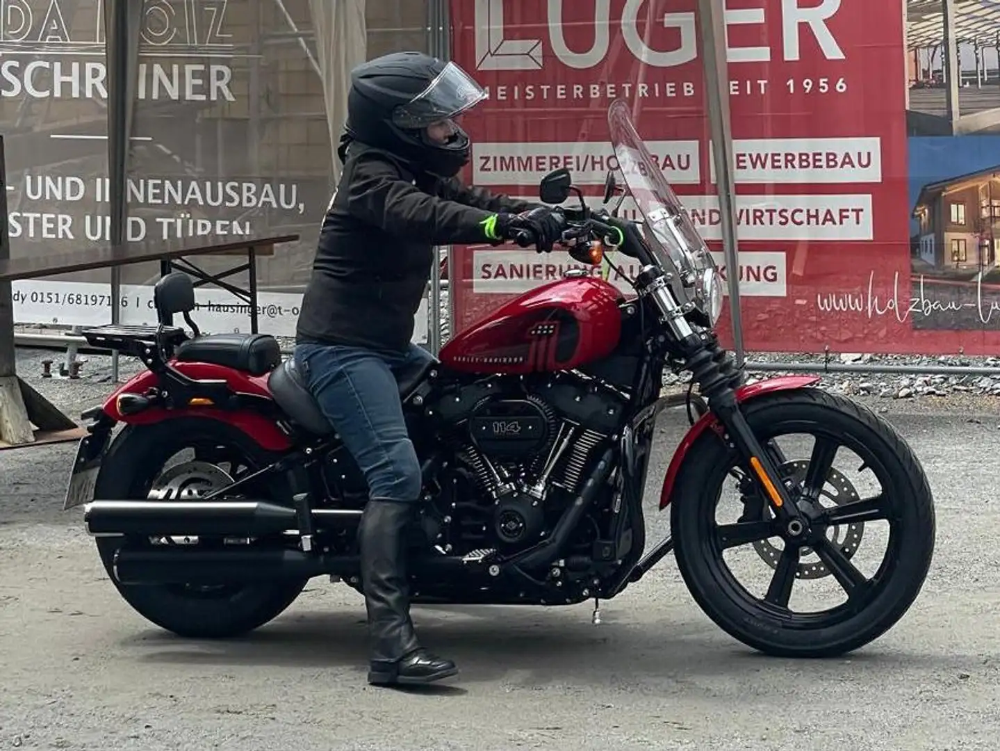 Harley-Davidson Street Bob Roşu - 1