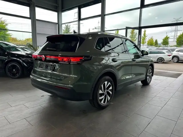 Volkswagen Tiguan view 4