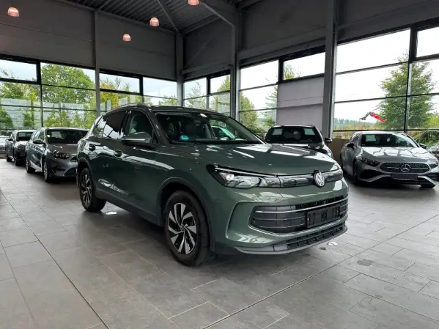 Volkswagen Tiguan view 3