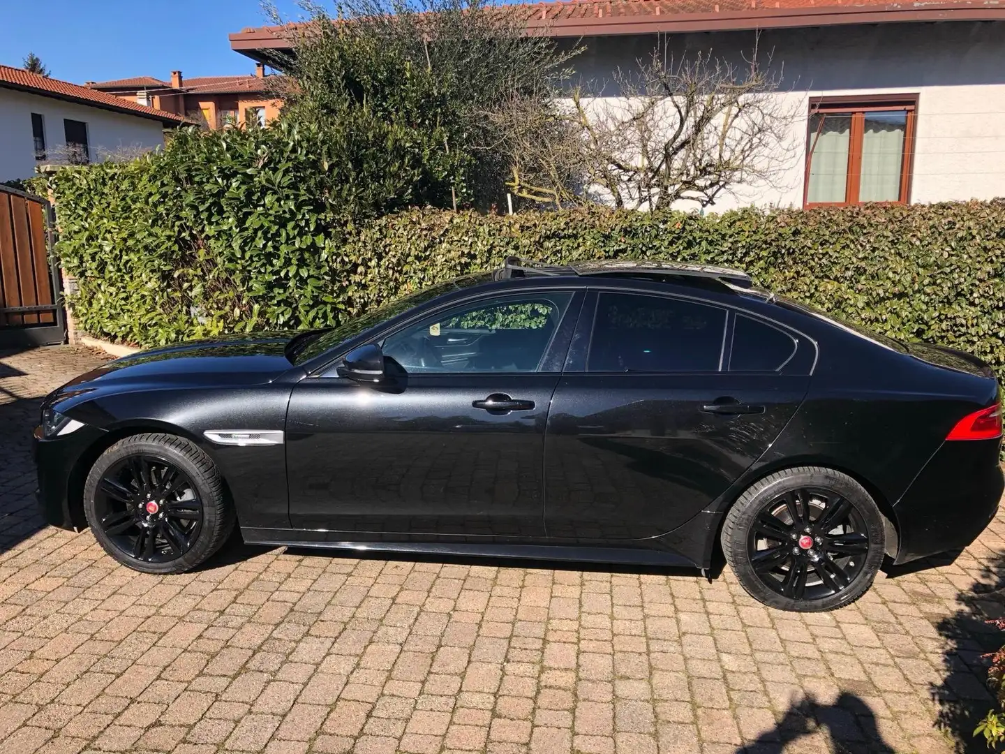Jaguar XE XE 2.0d R-Sport 180cv auto Fekete - 1
