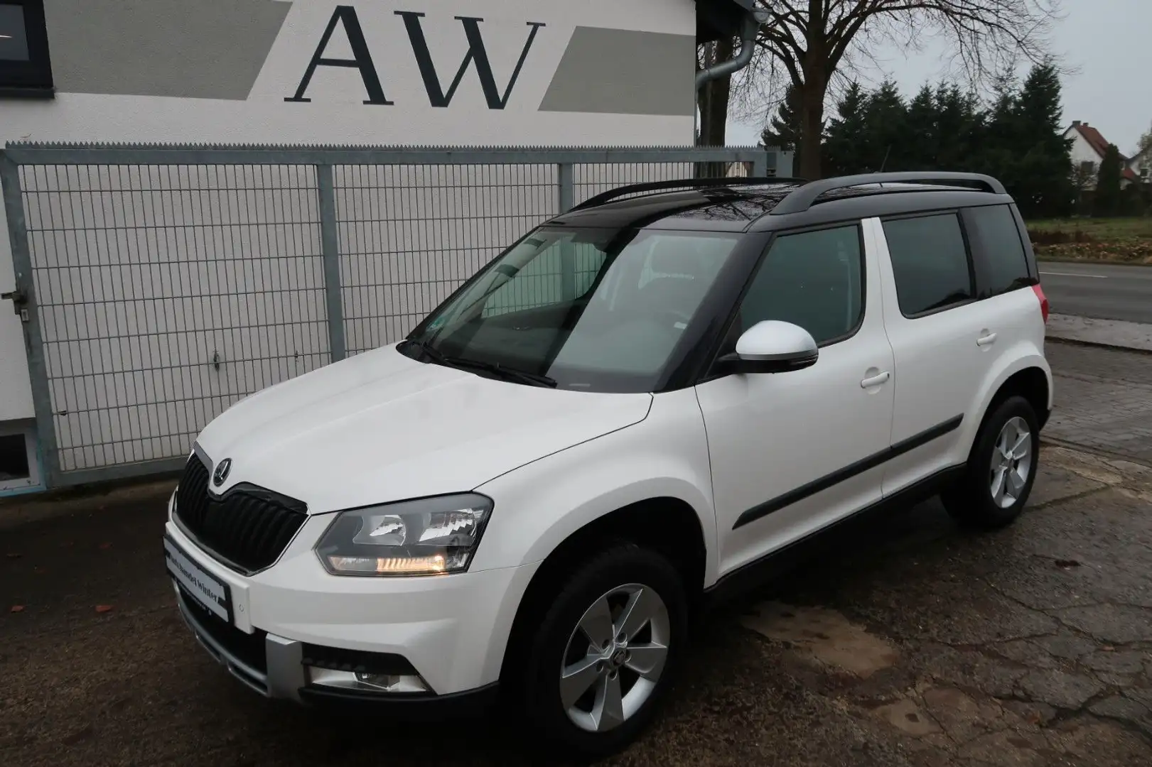Skoda Yeti Ambition Outdoor|Tempomat|Klimaauto|2 Hand| Weiß - 1