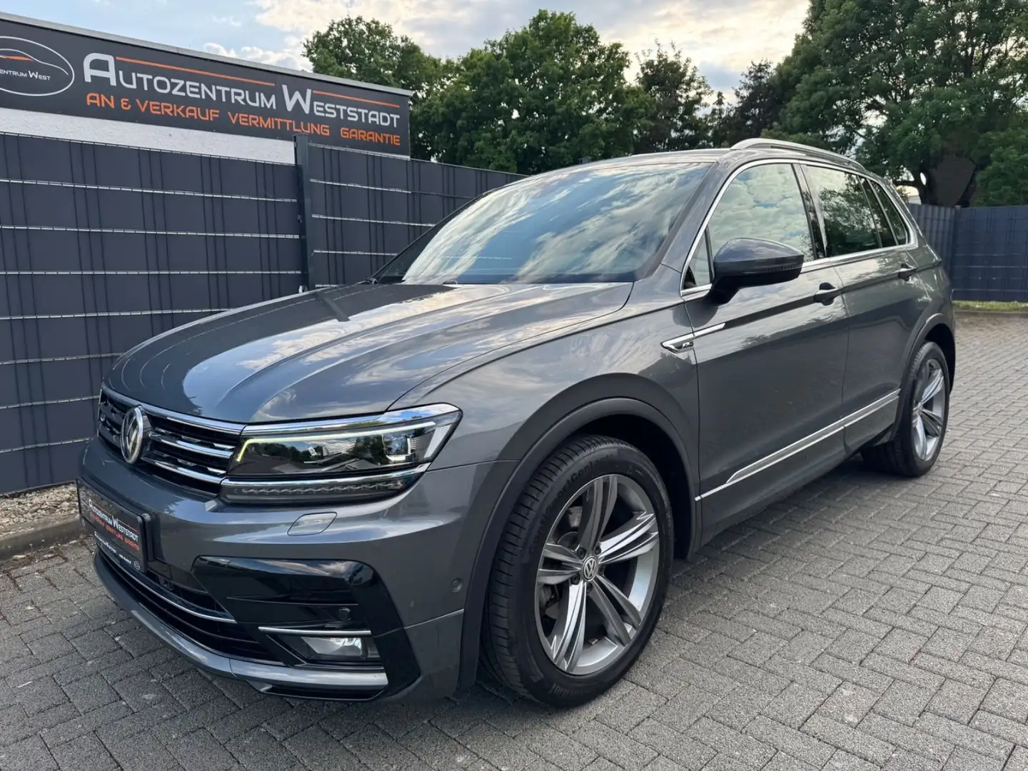 Volkswagen Tiguan Highline / R-Line BMT/ Pano, LED, AHK,TOP Gris - 1