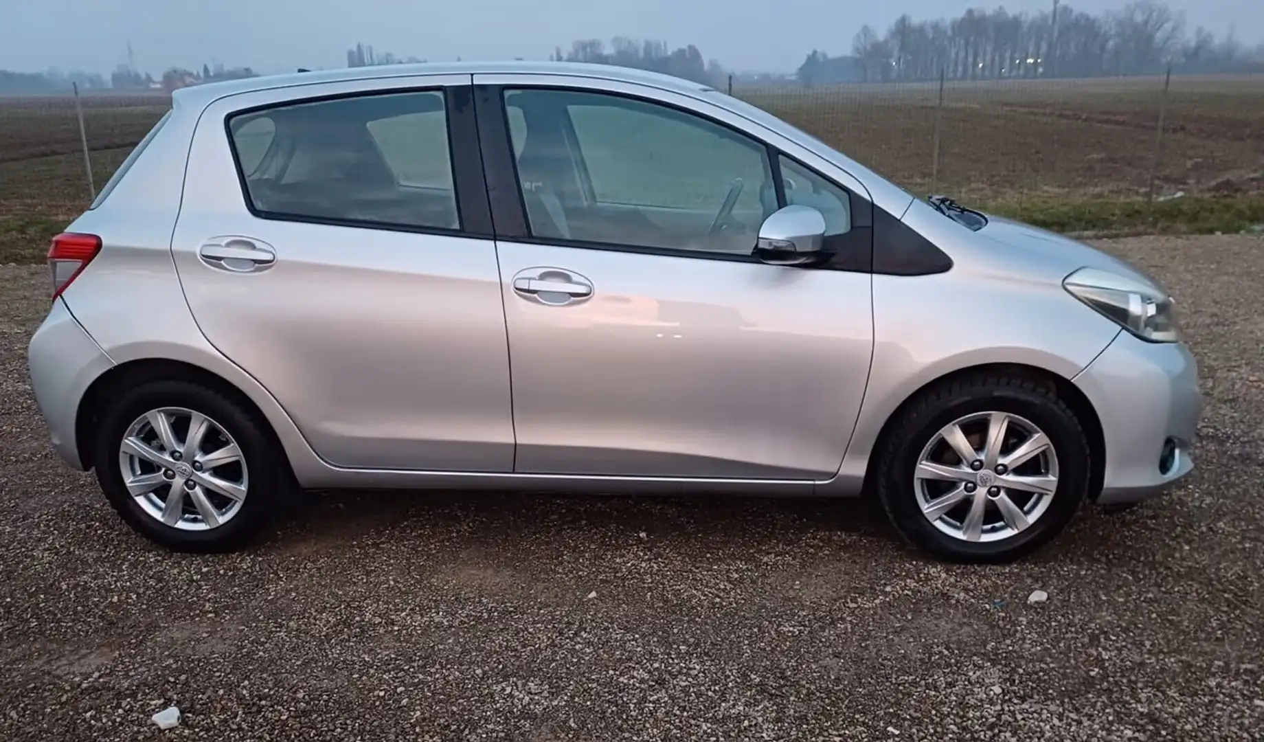 Toyota Yaris Yaris+5p+1.3+Lounge Grigio - 1