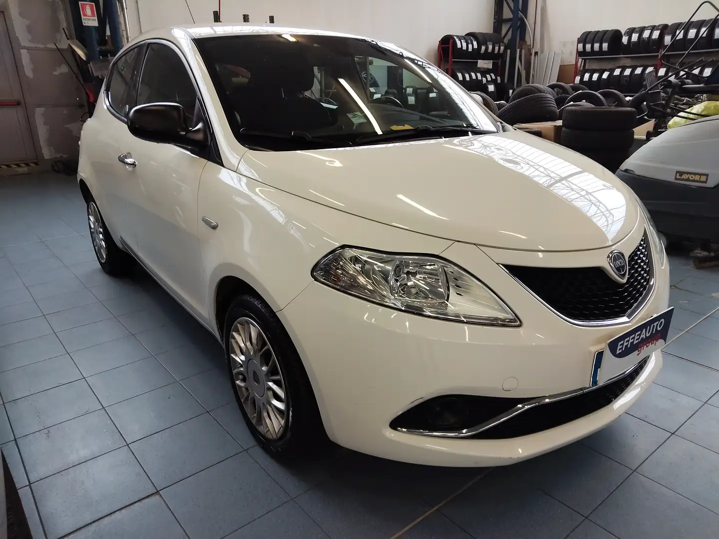 Lancia Ypsilon 1.2 Silver ecochic Gpl 69cv Bianco - 2