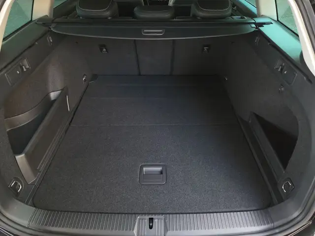 Volkswagen Passat view 11