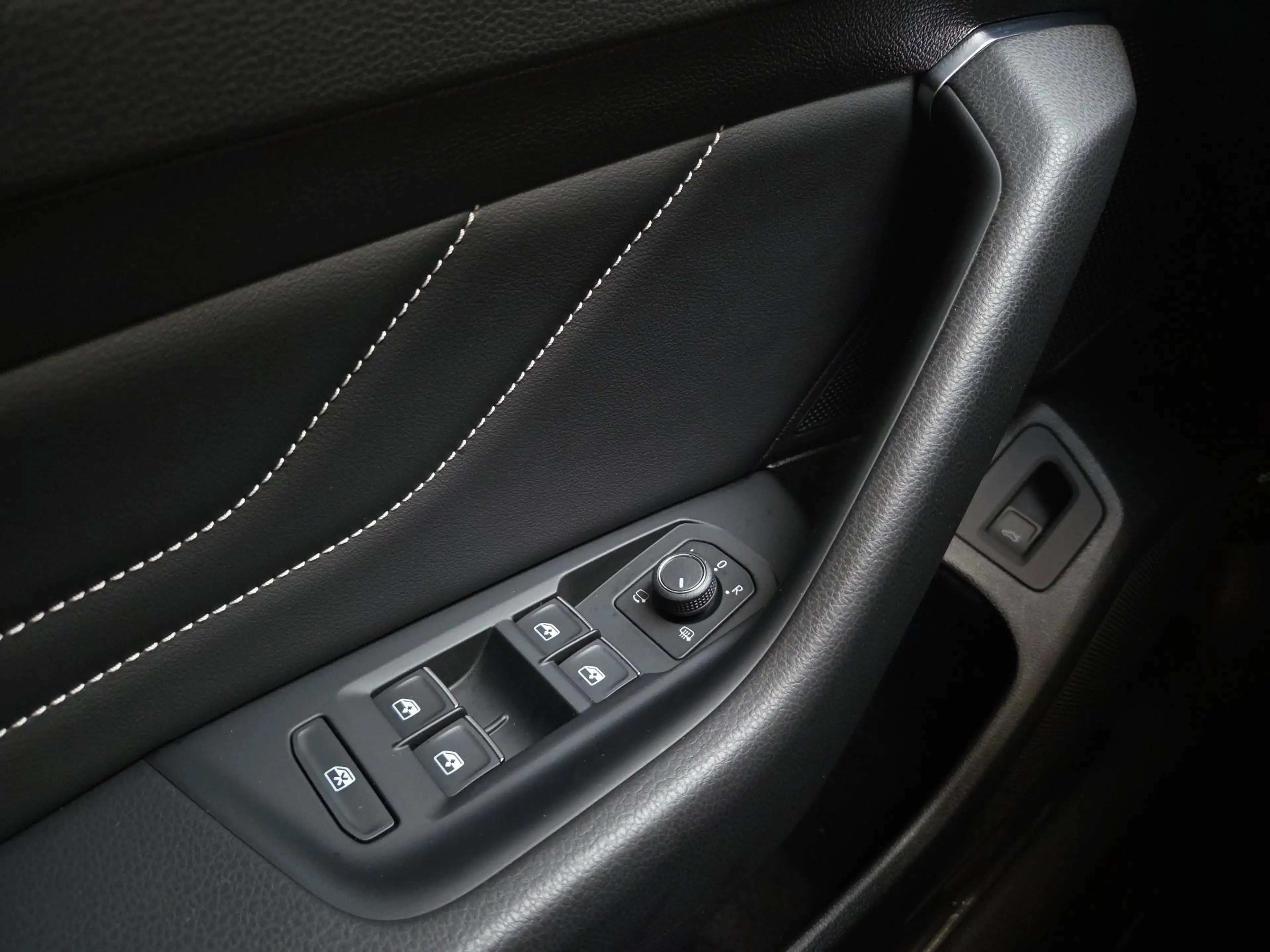 Volkswagen Passat Variant Elegance 2,0 SCR TDI DSG/Virtual Cockpit/LED/Kame — photo 15