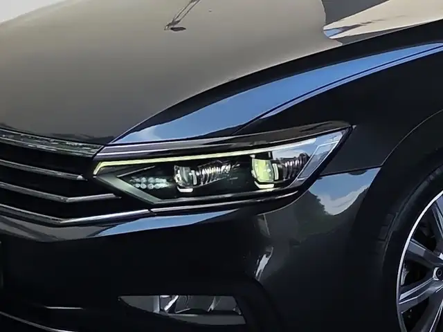 Volkswagen Passat view 9