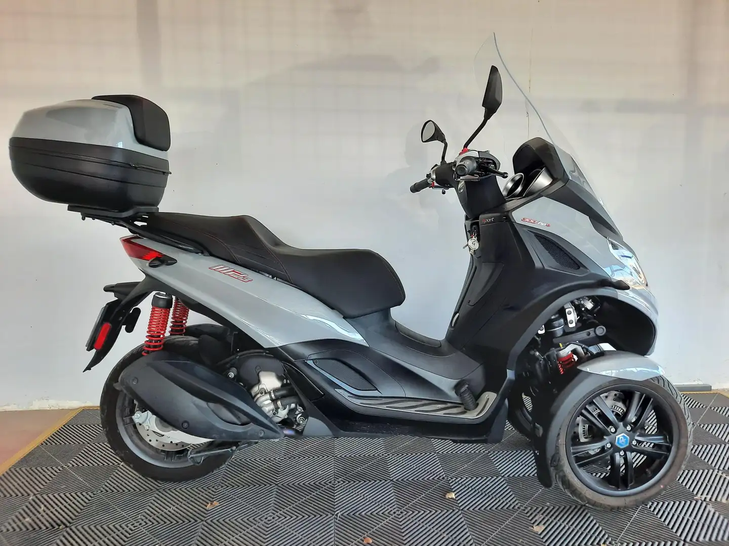 Piaggio MP3 300 Сірий - 1