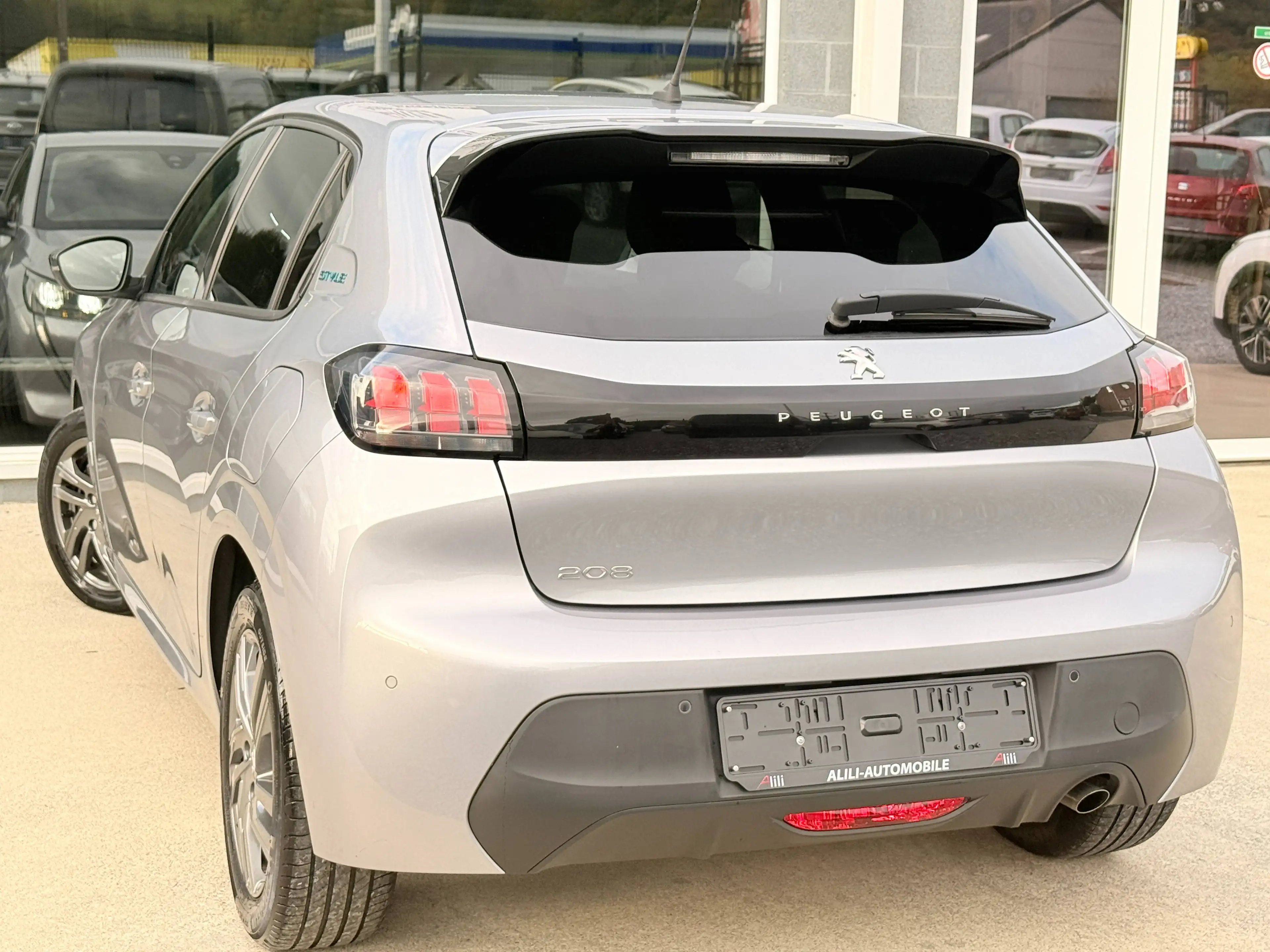 Peugeot 208 208 1.2i PureTech*Style*Gps*Boite-Auto*1er Main*Garantie 12 Mois* — photo 5
