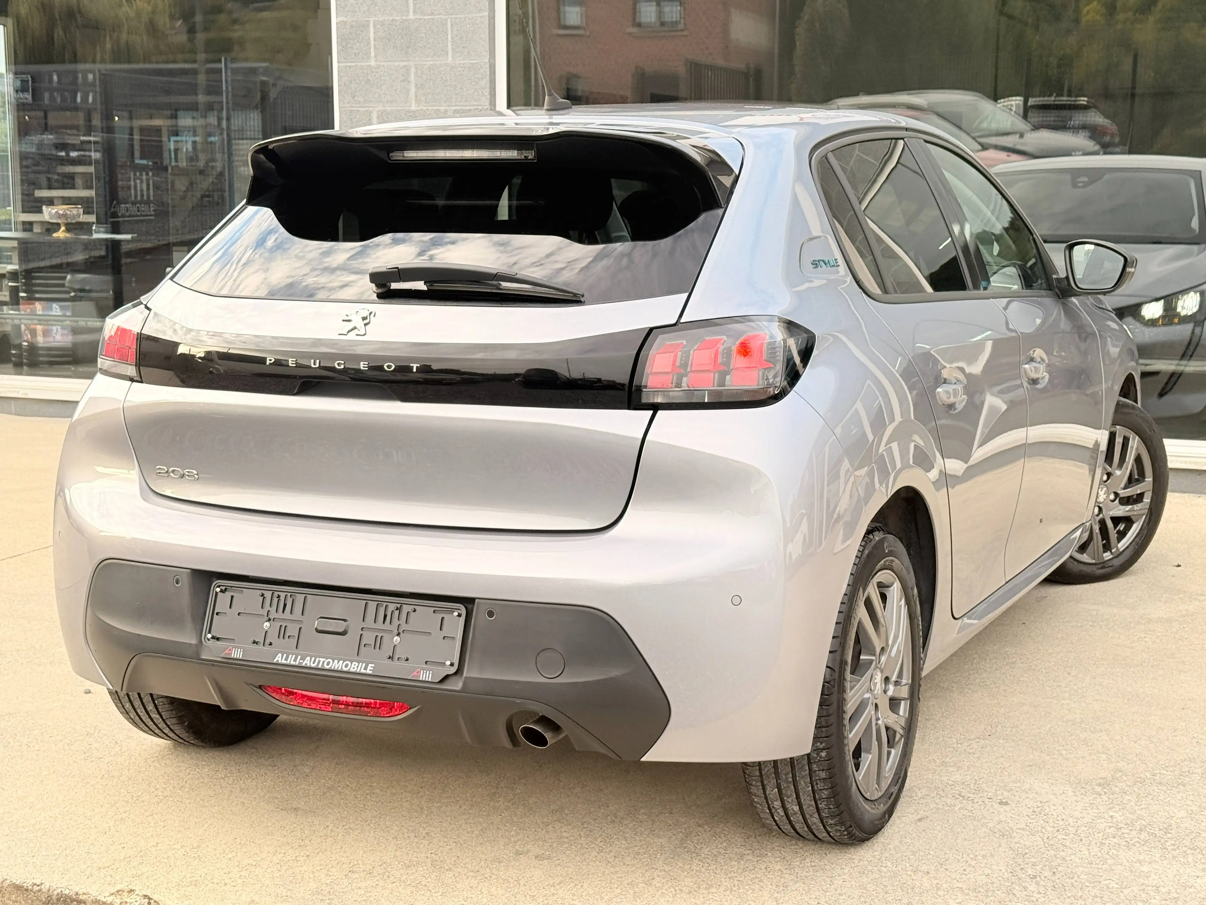 Peugeot 208 208 1.2i PureTech*Style*Gps*Boite-Auto*1er Main*Garantie 12 Mois* — photo 4