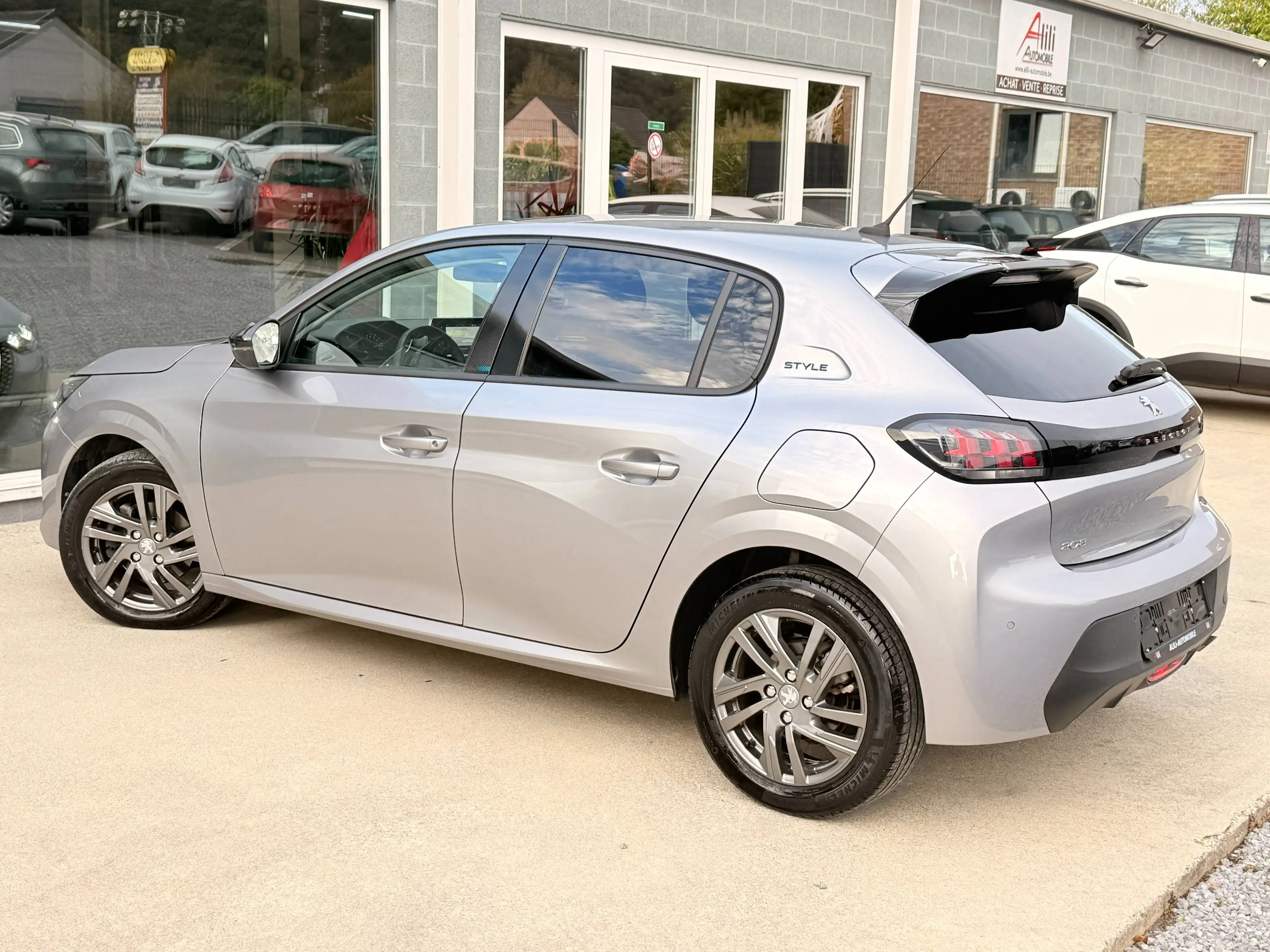 Peugeot 208 208 1.2i PureTech*Style*Gps*Boite-Auto*1er Main*Garantie 12 Mois* — photo 8