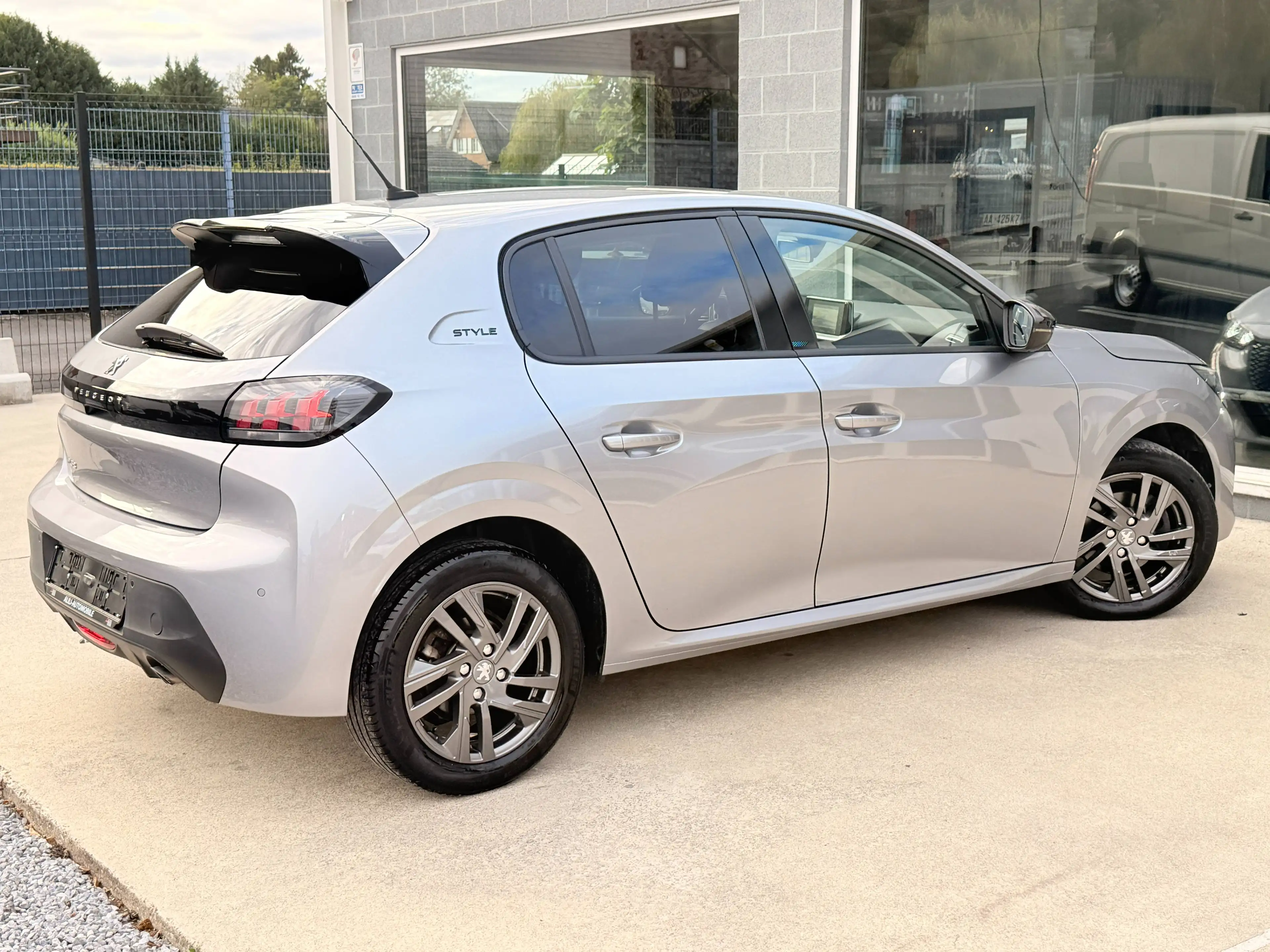 Peugeot 208 208 1.2i PureTech*Style*Gps*Boite-Auto*1er Main*Garantie 12 Mois* — photo 7