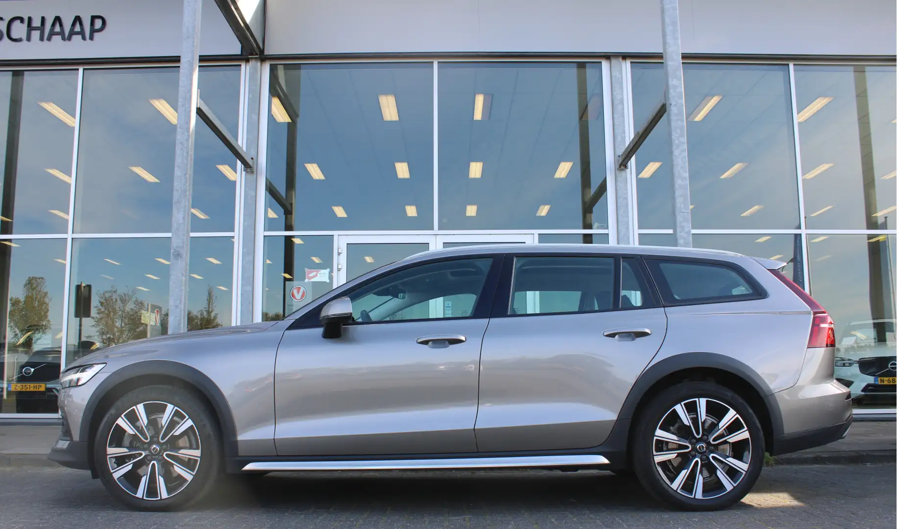 Volvo V60 Cross Country B5 Automaat AWD Pro | Massagestoelen | Head-Up | S Gris - 2