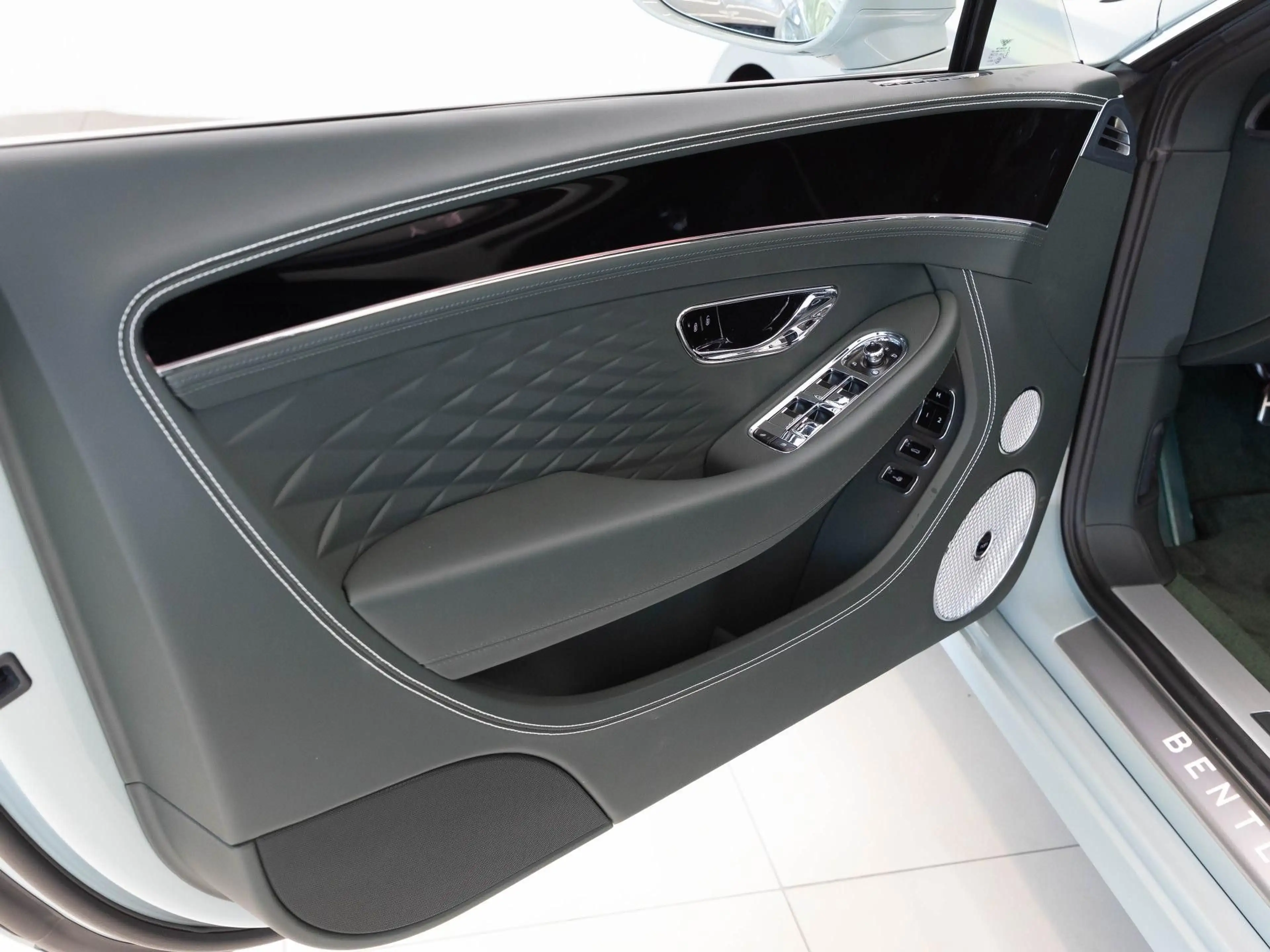 Bentley Continental GTC Azure Vollleder Luftfederung — photo 12