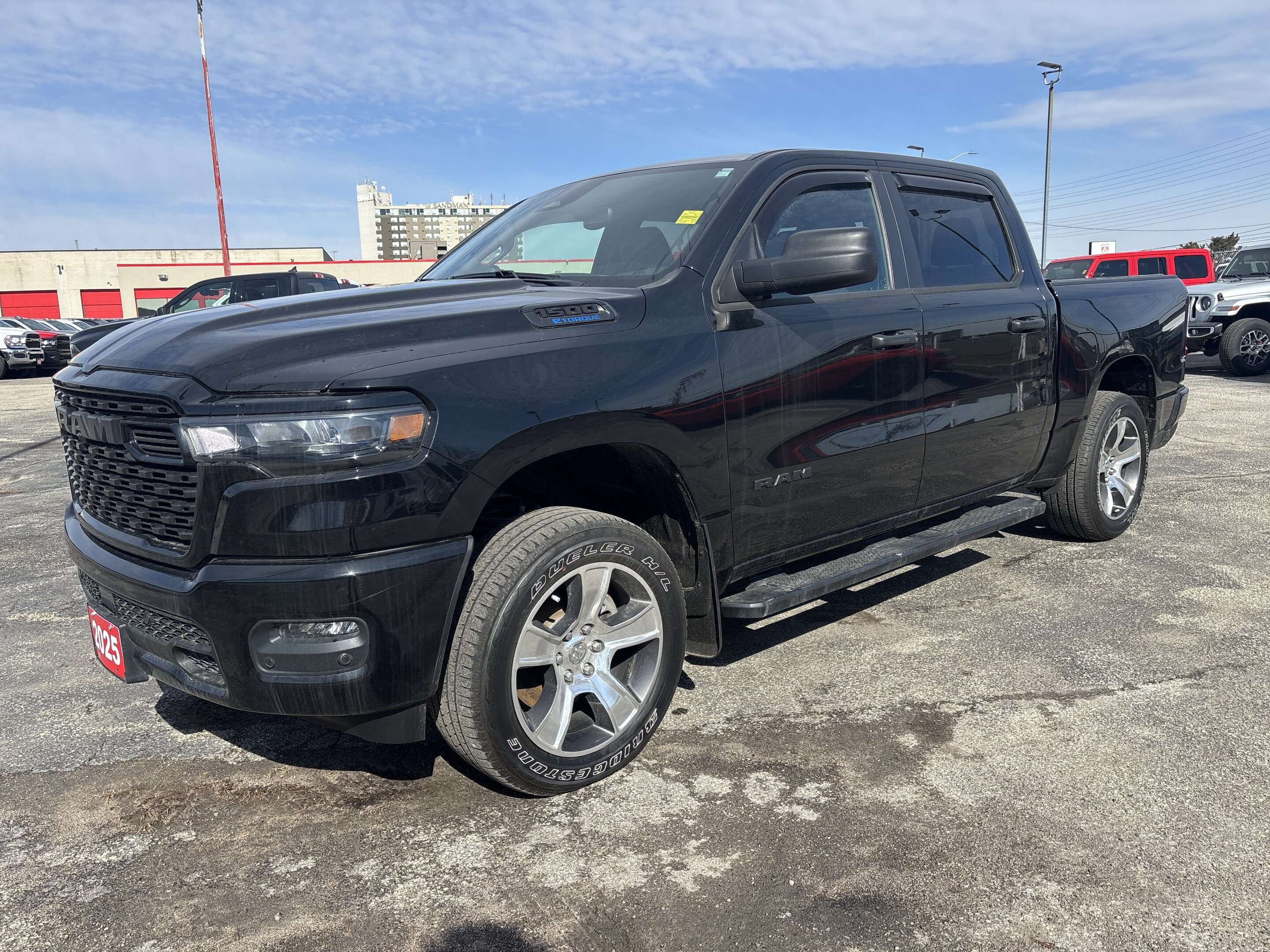 2025 RAM 1500 TRADESMAN**SPORT APPEARANCE**CREW