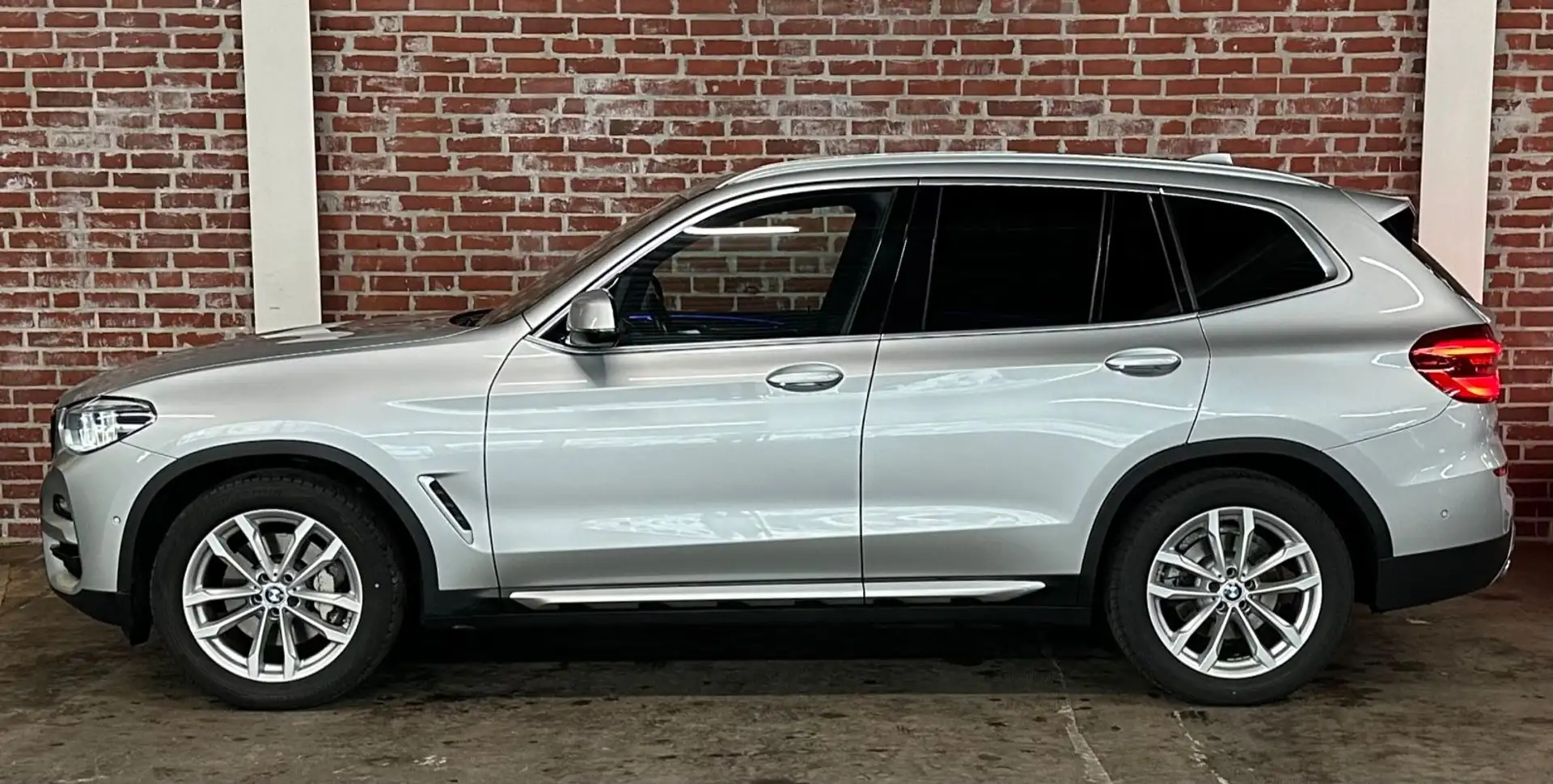 BMW X3 30dA xDrive LED/ACC/PANO/AHK/H&K/R.Kam/STHZ Silber - 2