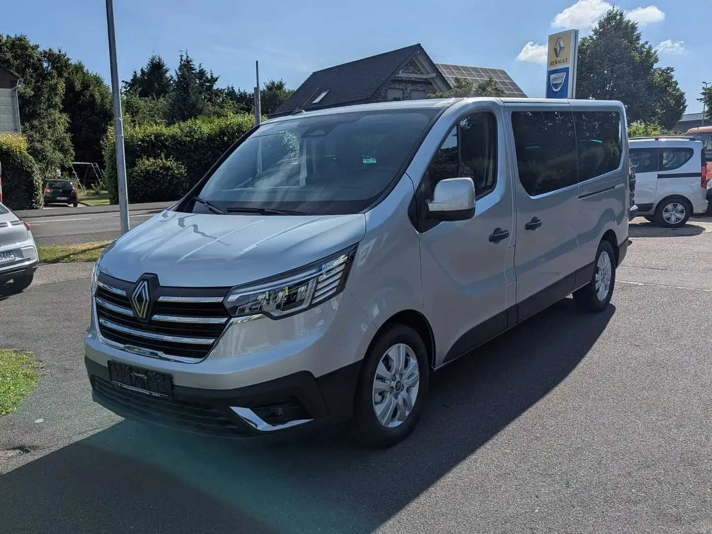 Renault Trafic dCi 150 L2H1 3,0t 8/9-Sitzer NEUE 9-GANG AUTOMATIK Silber - 1