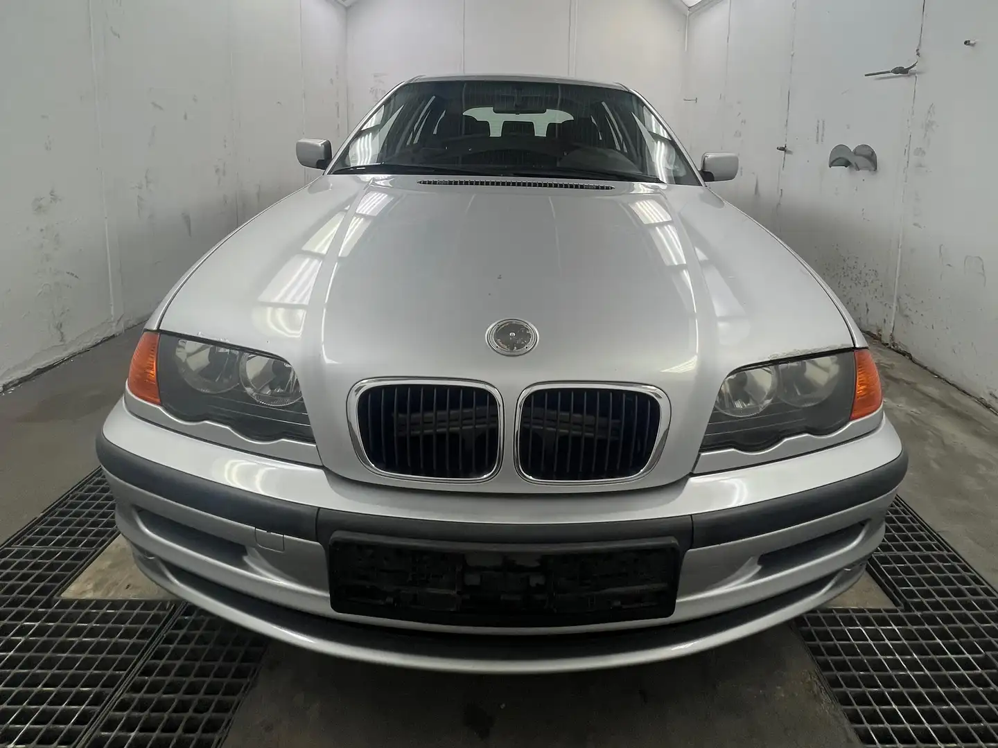 BMW 318 318i Silber - 2