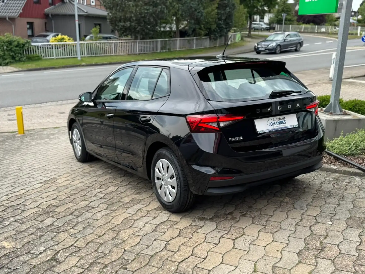 Skoda Fabia 1.0 TSI DSG Selection Plus Klima Einparkhilfe Schwarz - 2