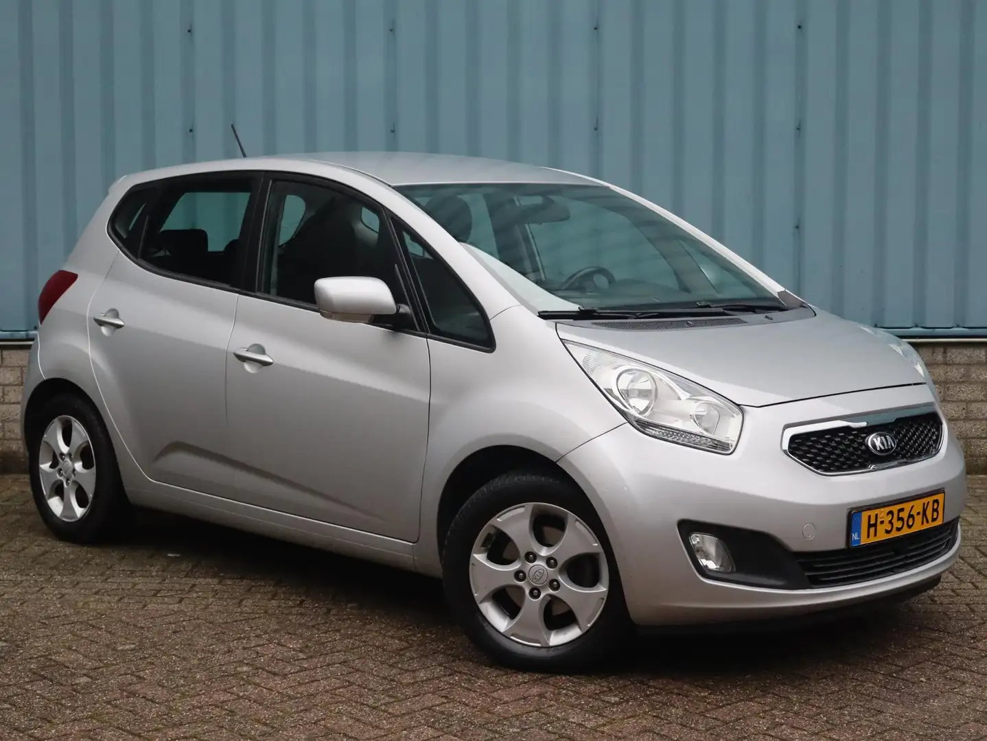 Kia Venga 5-deurs ExecutiveLine 1.6 CVVT 125pk AUTOMAAT | TR Grau - 2