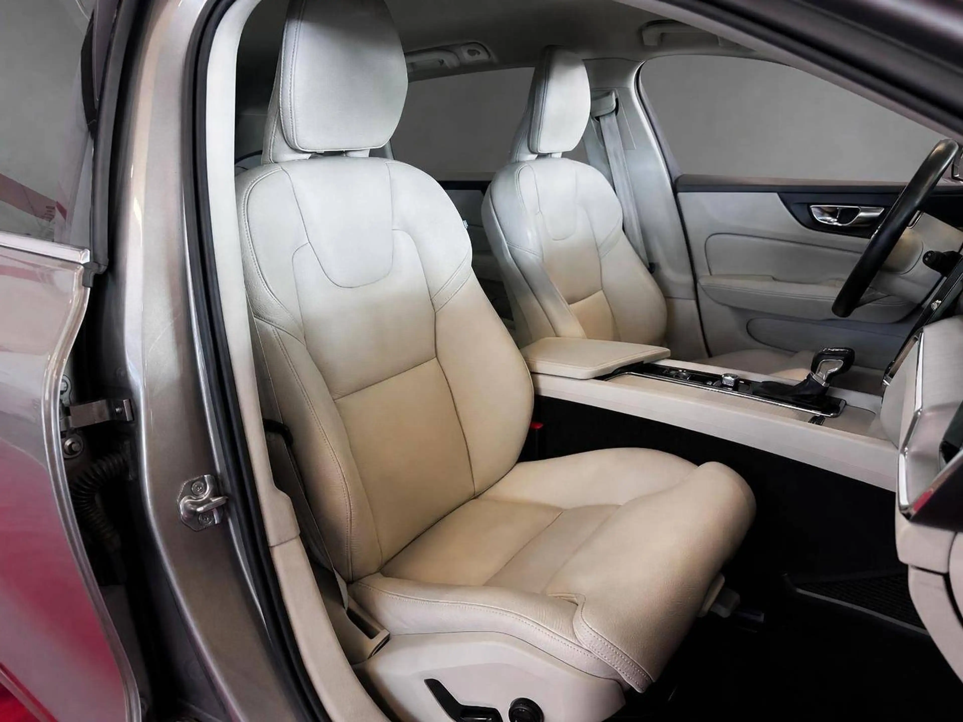 Volvo V60 Momentum Pro //Leder//LED//Navi// — photo 14