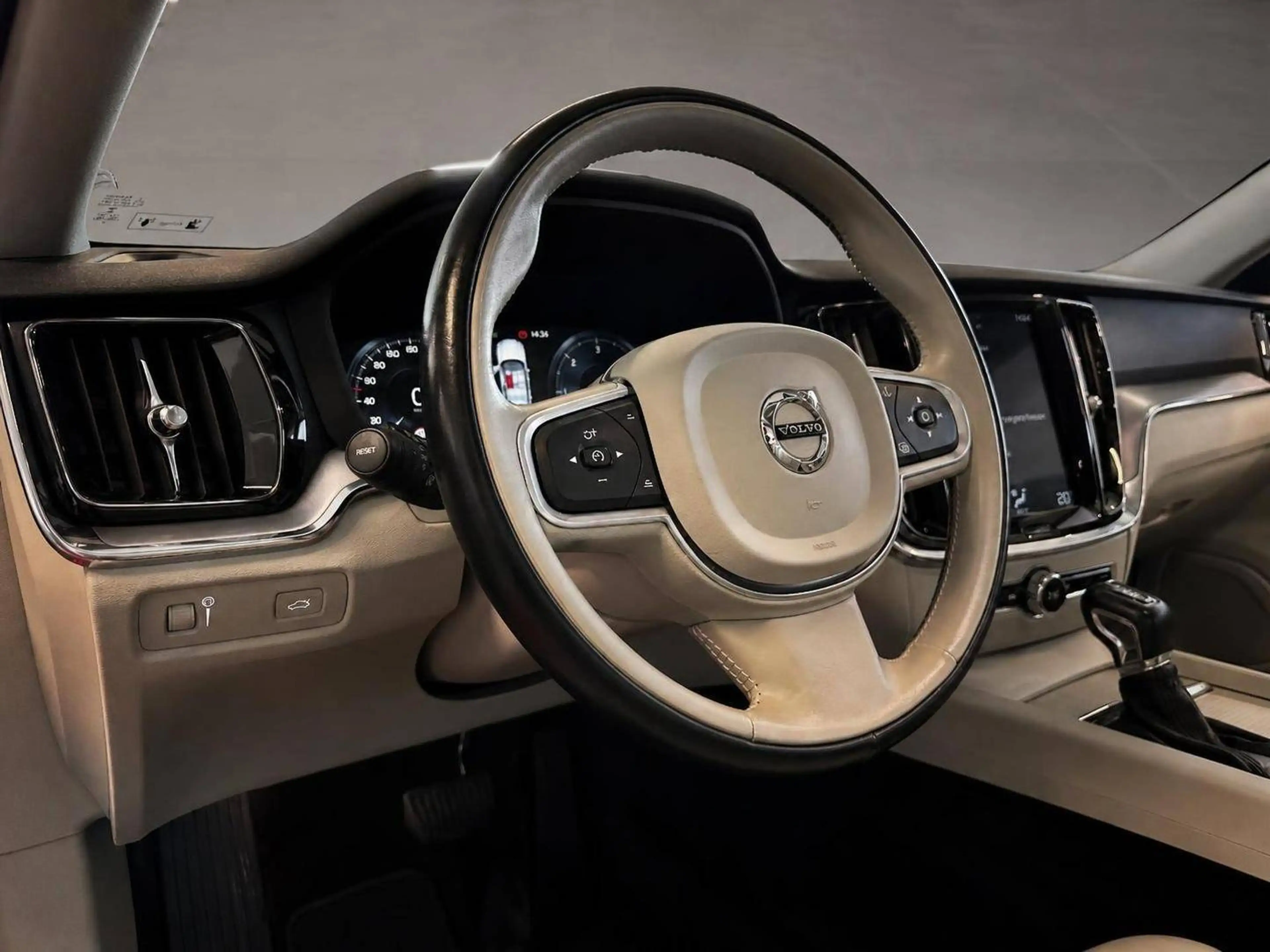 Volvo V60 Momentum Pro //Leder//LED//Navi// — photo 15