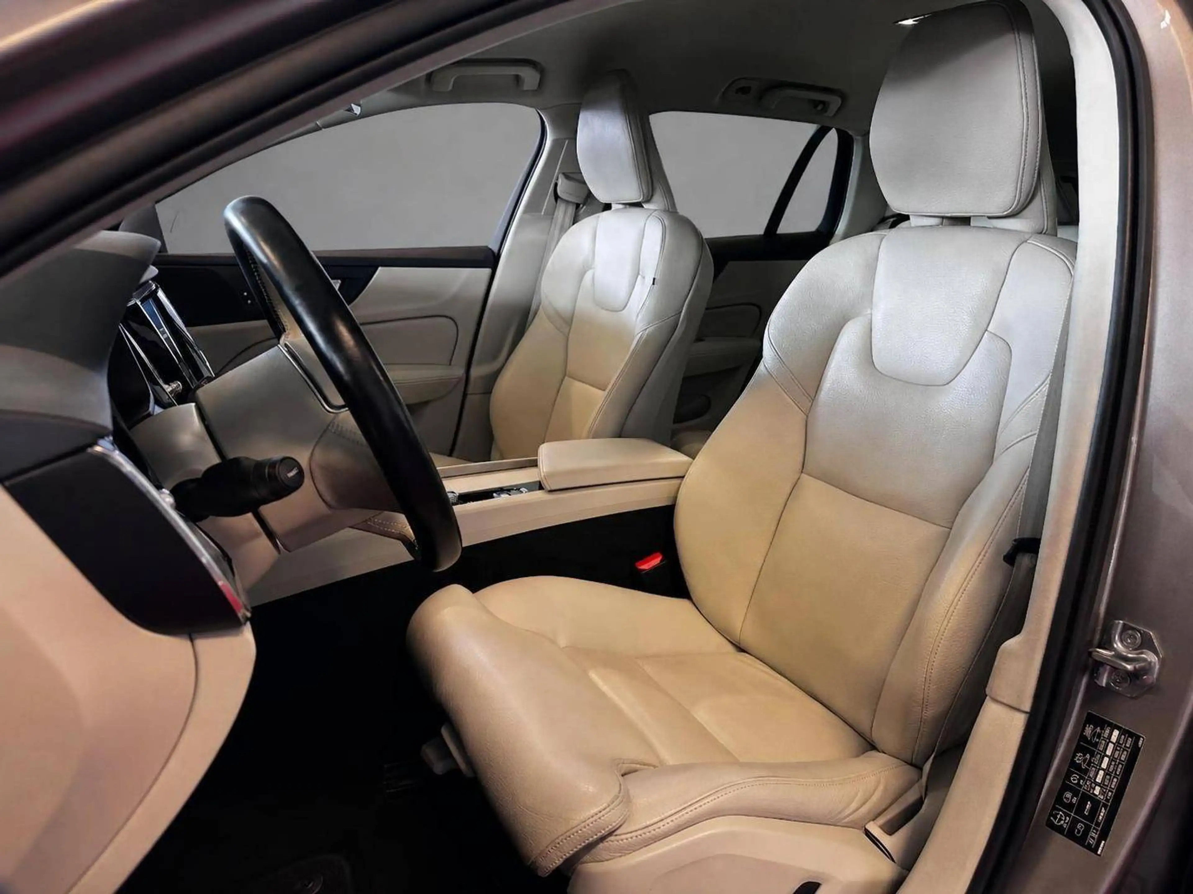 Volvo V60 Momentum Pro //Leder//LED//Navi// — photo 8