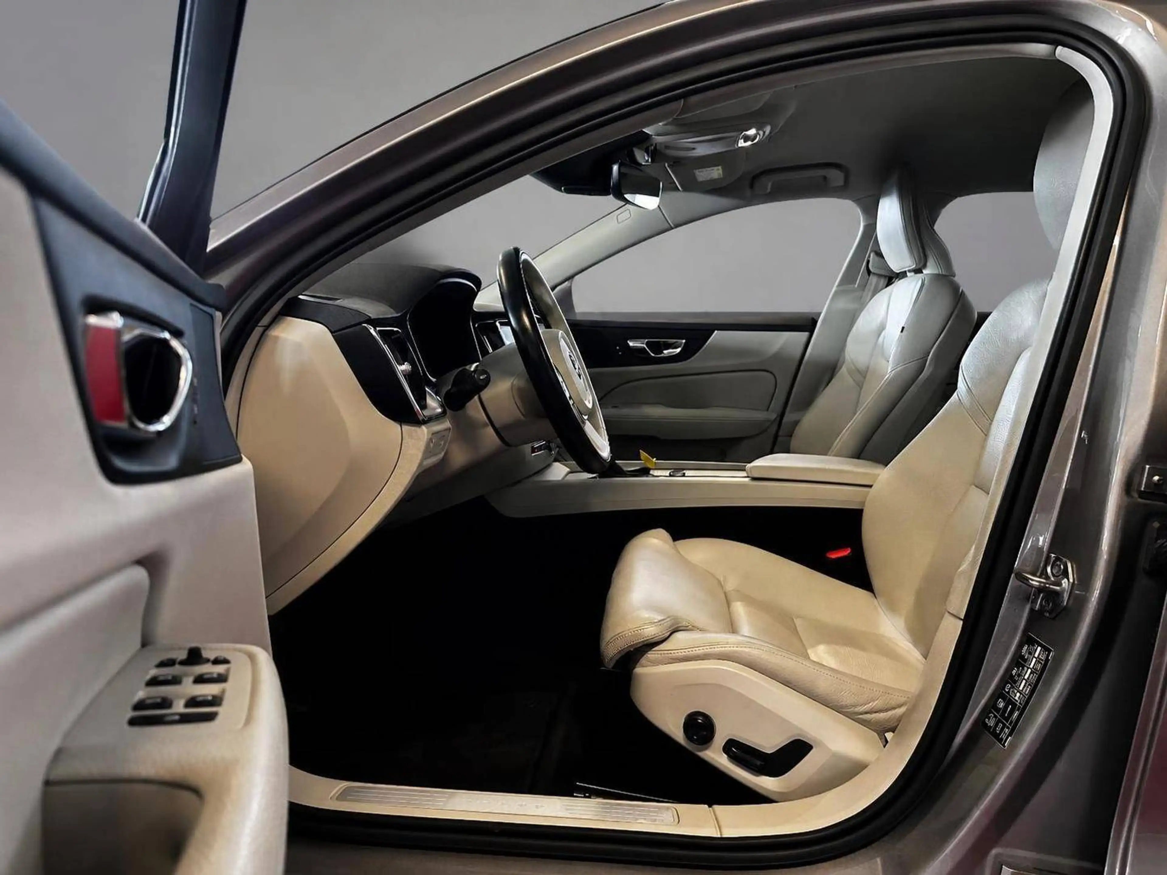 Volvo V60 Momentum Pro //Leder//LED//Navi// — photo 9