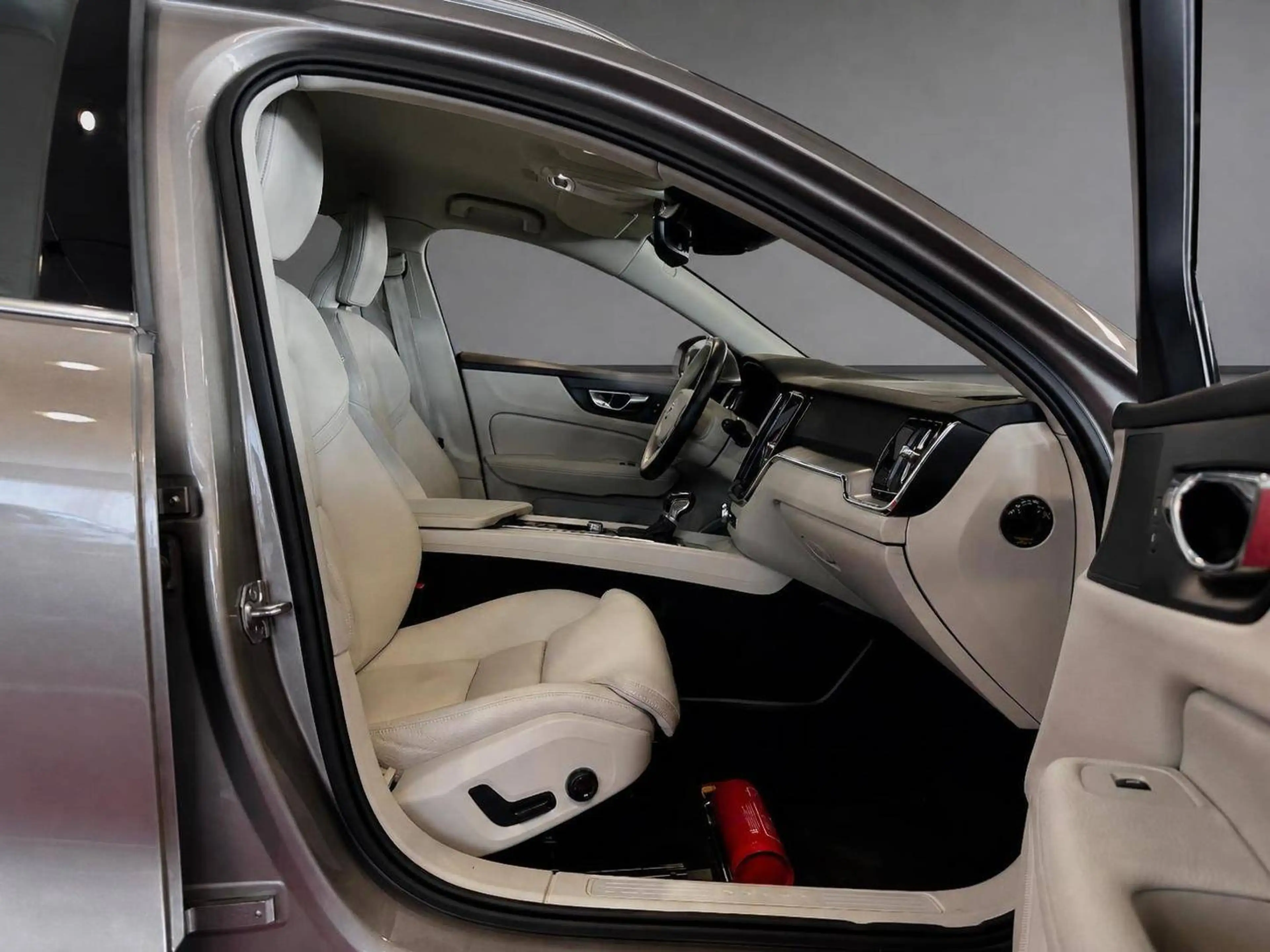 Volvo V60 Momentum Pro //Leder//LED//Navi// — photo 13