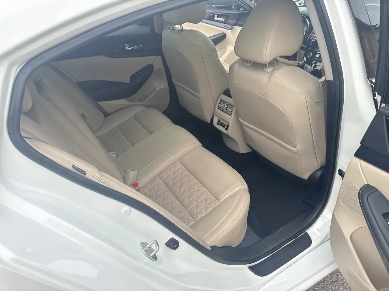 Nissan Maxima снимка Nissan Maxima