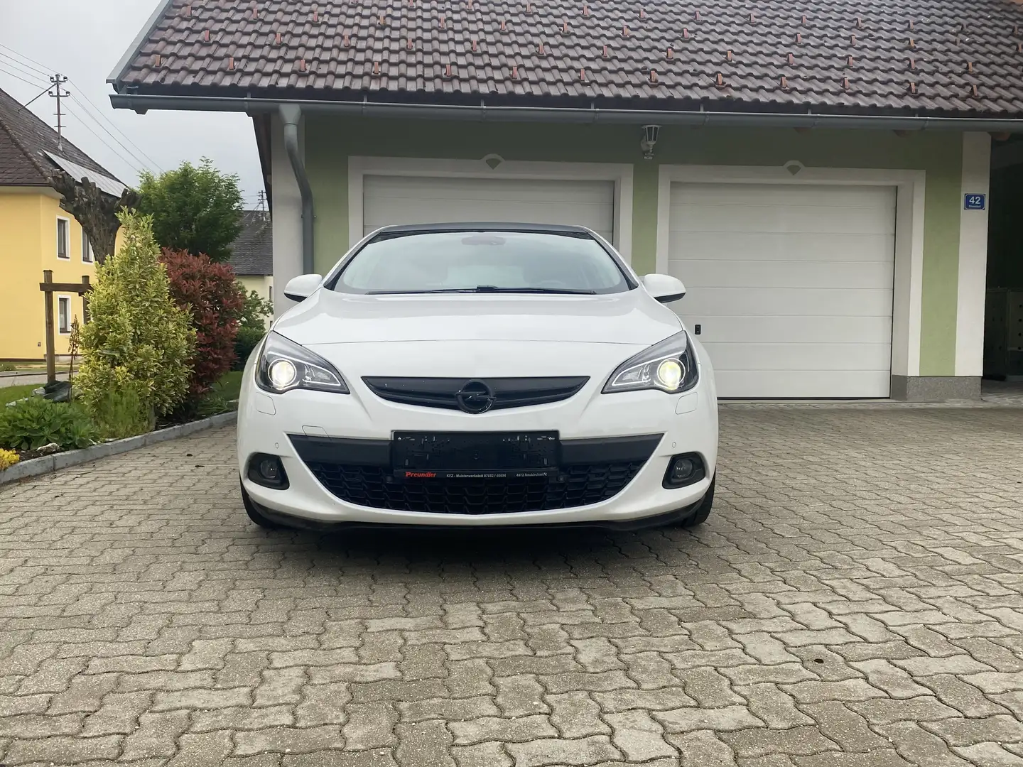 Opel Astra GTC 1,4 Turbo Ecotec Edition *MIT PICKERL* Weiß - 1