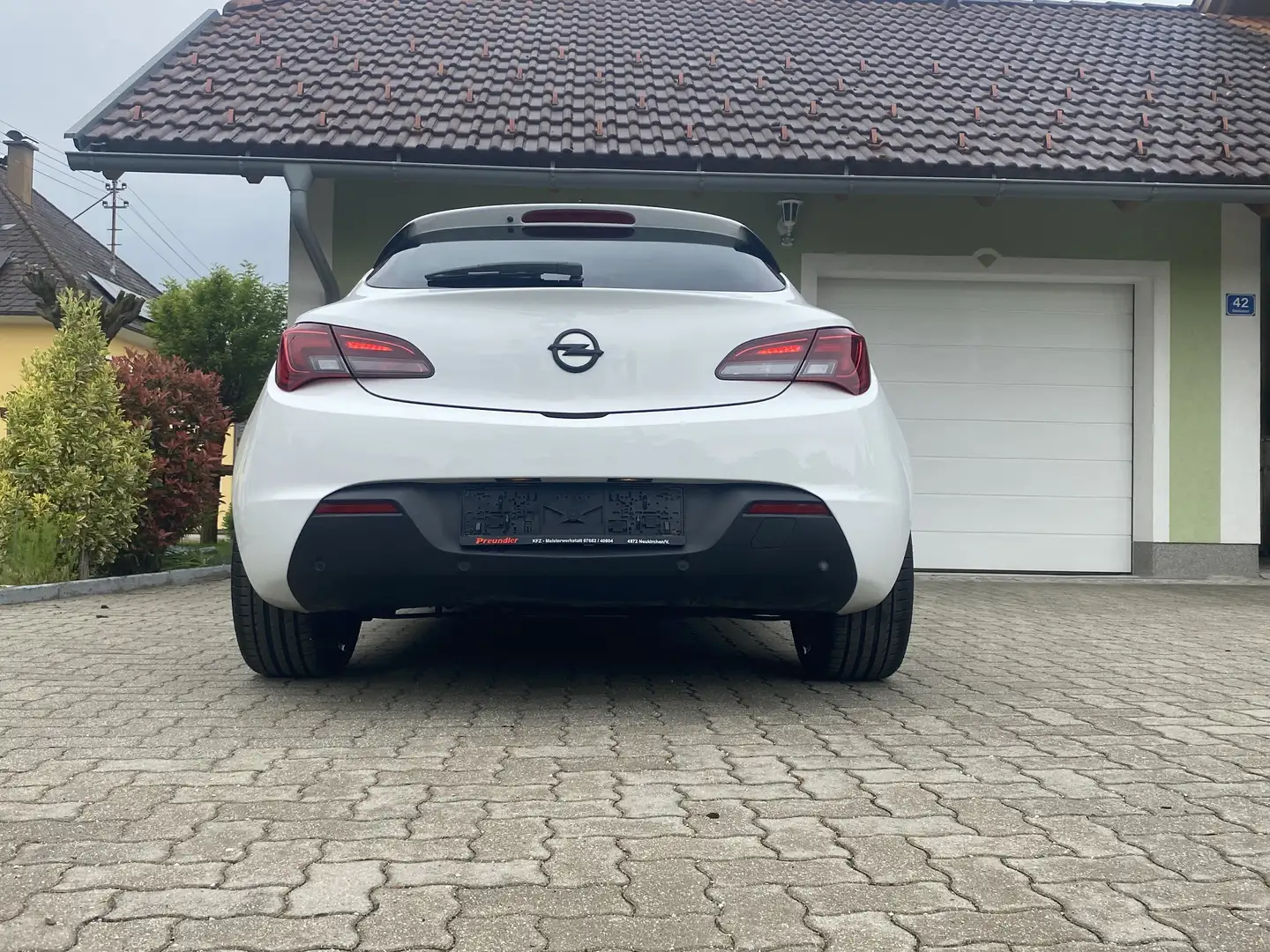Opel Astra GTC 1,4 Turbo Ecotec Edition *MIT PICKERL* Weiß - 2