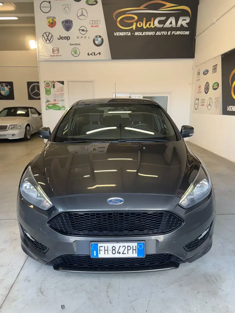 Ford Focus Focus IV 2015 5p 1.5 tdci ST-Line s Gris - 2