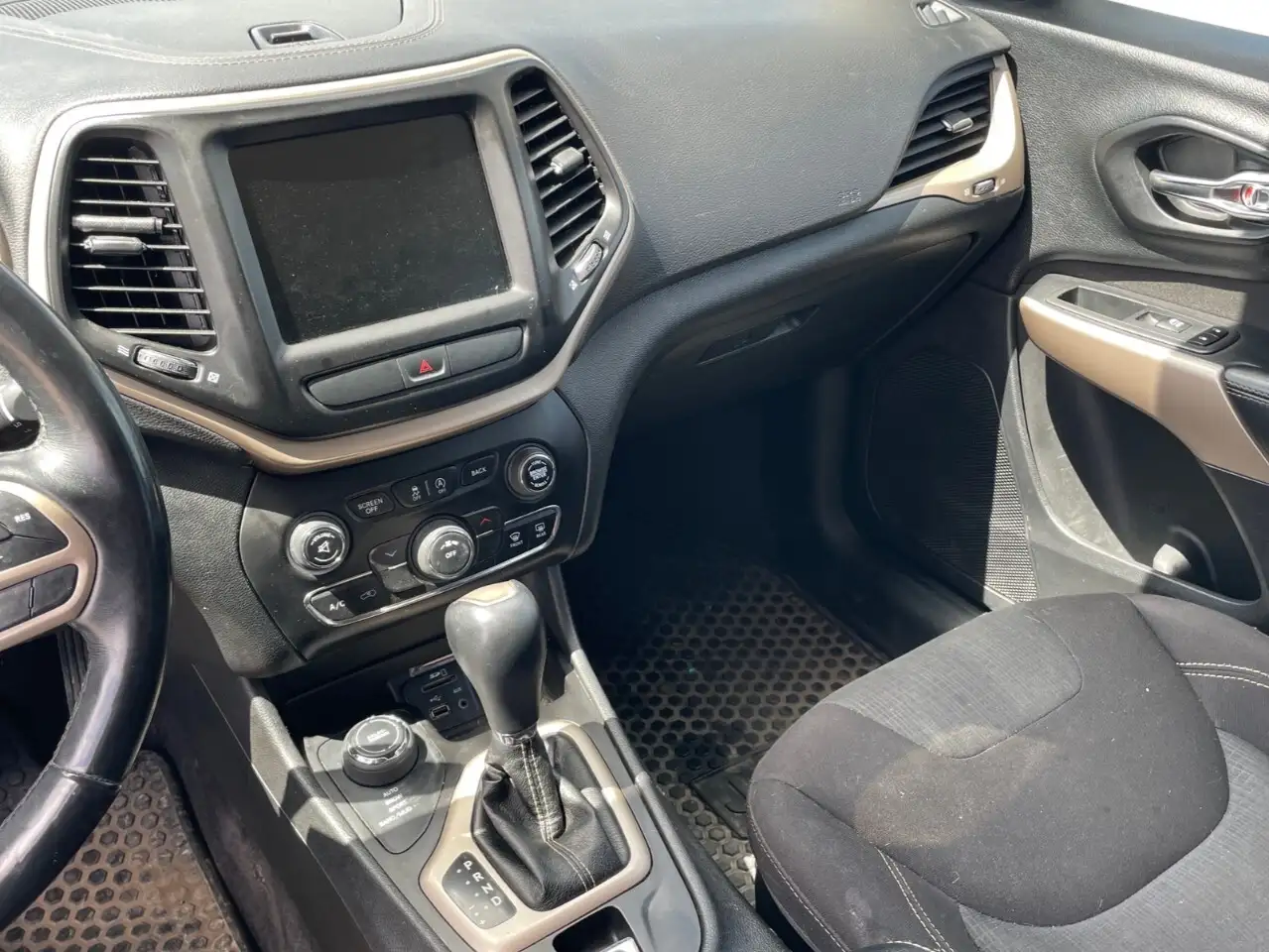 Jeep Cherokee снимка Jeep Cherokee