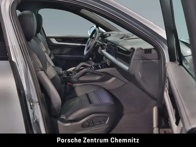 Porsche Cayenne view 13