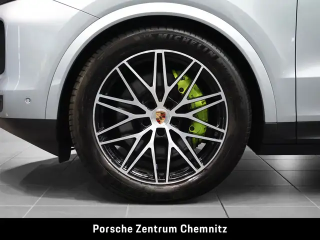 Porsche Cayenne view 6