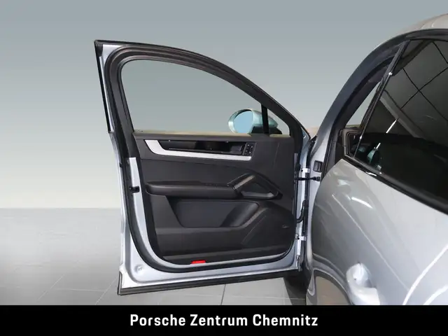 Porsche Cayenne view 10